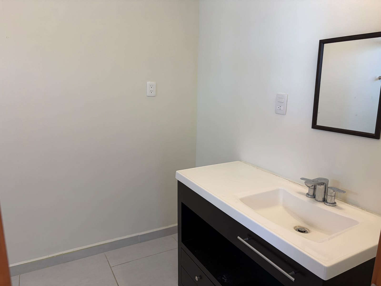 Lavabo y espejo del baño