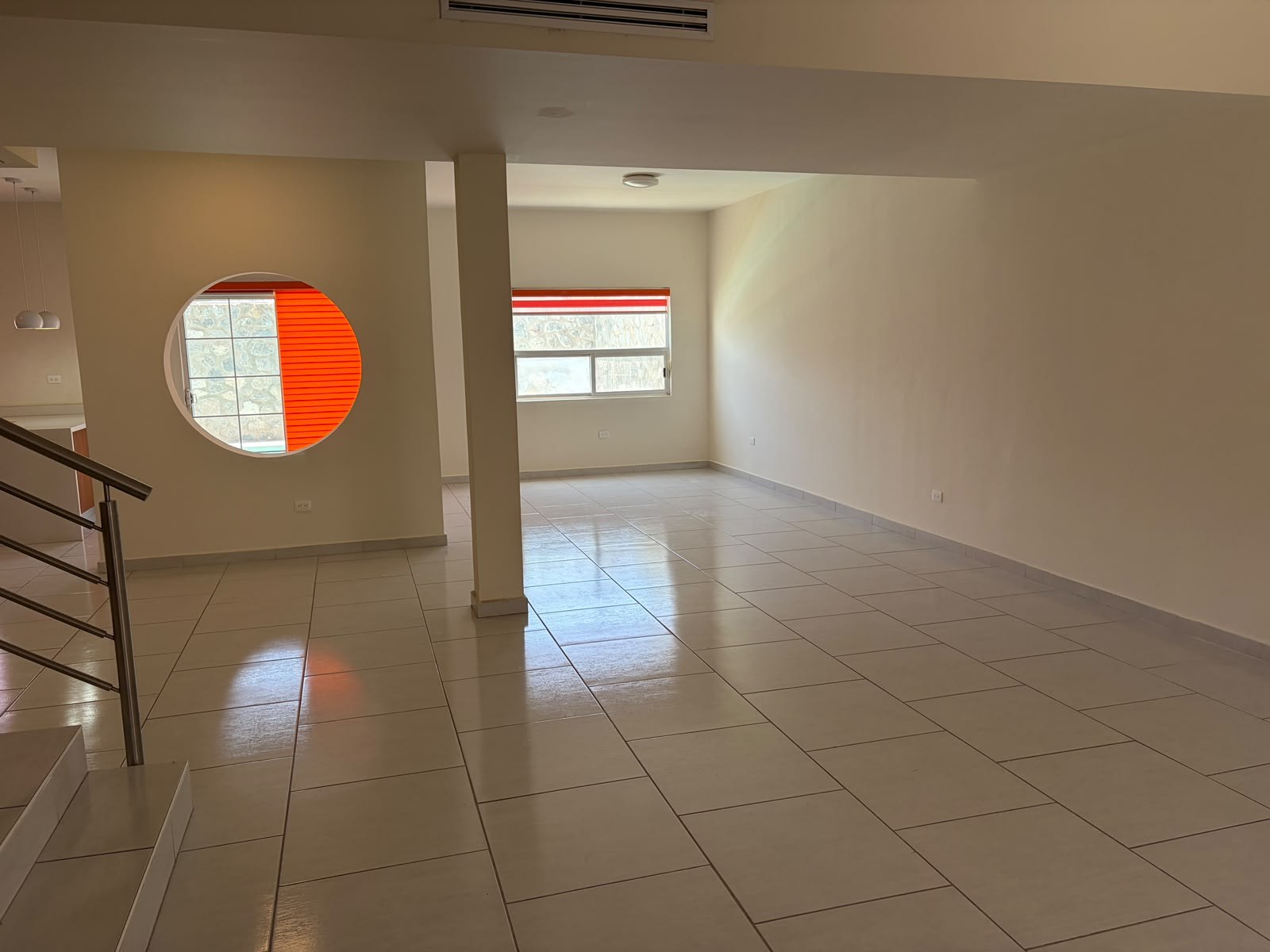 Sala y comedor reales con escalera, columna y ventana circular